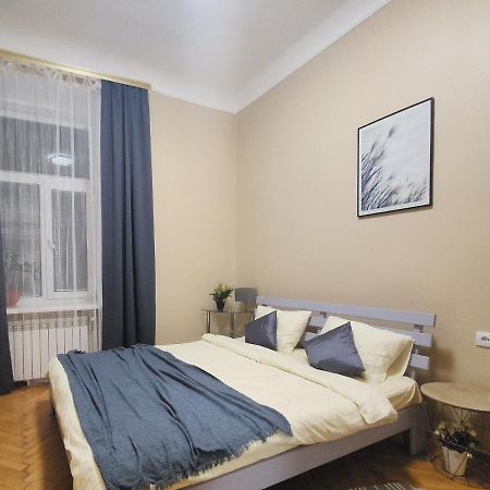 В Центрі М.Чернівці 2 Кімнатна Затишна Квартира. Dış mekan fotoğraf