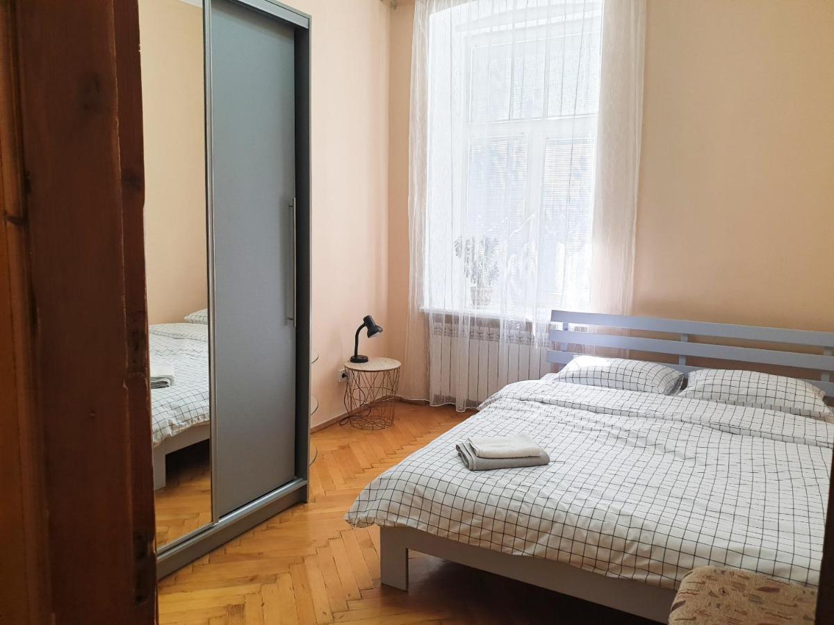 В Центрі М.Чернівці 2 Кімнатна Затишна Квартира. Oda fotoğraf