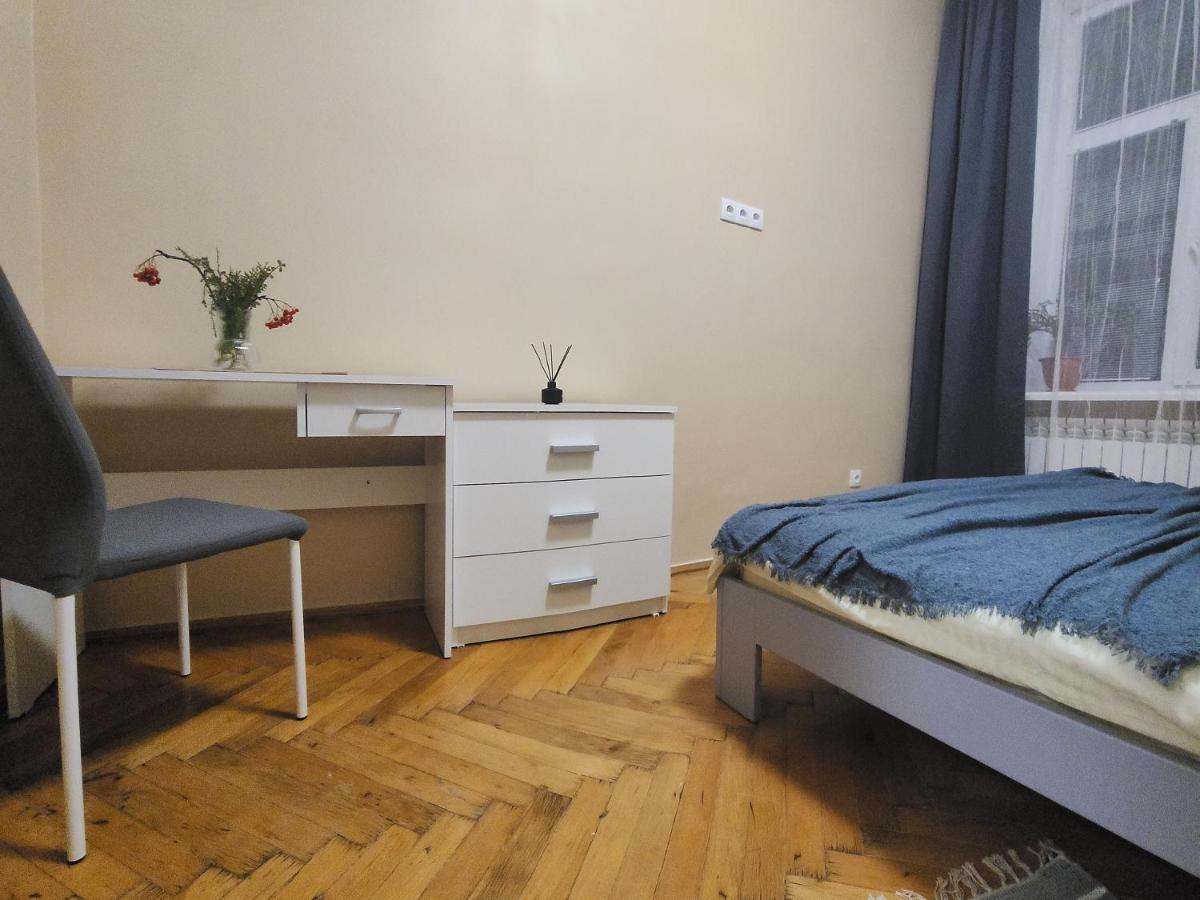 В Центрі М.Чернівці 2 Кімнатна Затишна Квартира. Dış mekan fotoğraf