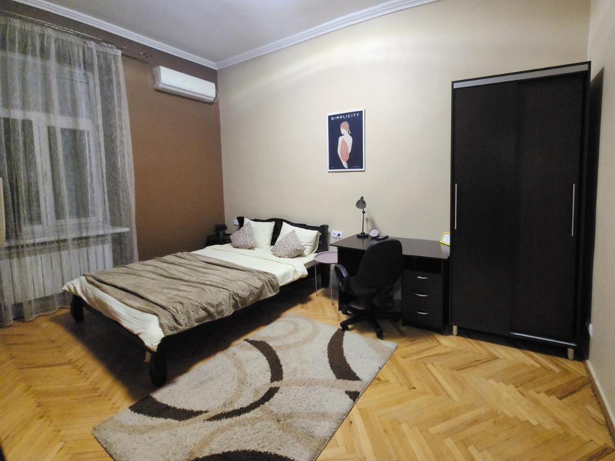 В Центрі М.Чернівці 2 Кімнатна Затишна Квартира. Dış mekan fotoğraf